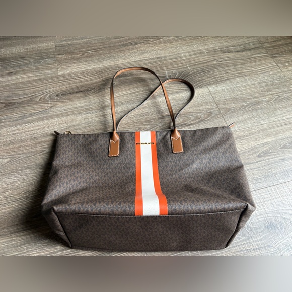 Michael Kors weekender bag in excellent condition from pet and smoke free home - Picture 3 of 16